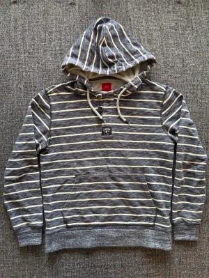 S.oliver tröja ~ sällsynt  - Sjukt eftertraktad S.Oliver tröja i M/S – randig modell 🌿  Fint skick, klassisk design och svår att få tag på idag. Stilren randig look som funkar till allt. Passar perfekt nu till våren/sommaren ☀️📦✌️