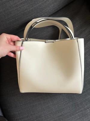 Väska från ginatricot - Jätte fin väska ifrån gina tricot den är sparsamt använd!💞💞