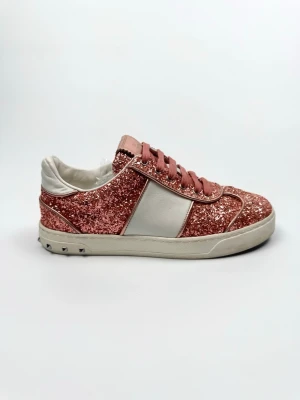 Valentino Flycrew - Valentino Flycrew. Storlek 36. Skick: 8,5/10. Nypris ca 7700kr. 100% autentiska. 