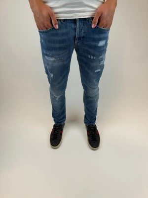Dondup Jeans George  - Dondup Jeans George! Trendigaste jeansen på marknaden.  Ny pris= 4000 kr Säljs för= 1099 kr (Modellen har original slitningar från fabrik vilket är väldigt eftertraktat och populärt)