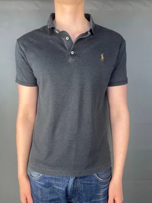 Ralph Lauren piké - Ralph Lauren Piké Märke: Polo Ralph Lauren Storlek: L Passform: slimfit  Färg: Svart Skick: Mycket bra Beskrivning: utan defekter, sitter mindre Modellen på bilden: 183 cm/ 75 kg