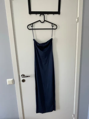 Klänning - Axelbandslös klänning perfekt till sommar/ fest säljes.