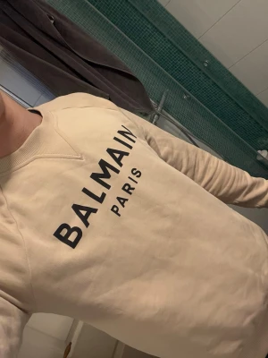 Balmain - Äkta balmain tröja, köpte den av min kusin. Nypris ligger på runt 7000 garanterar äktighet
