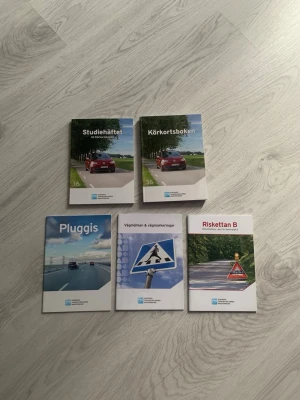 Körkortsböcker och teorihäften B-körkort - Säljer ett komplett paket med kurslitteratur för B-körkort: Körkortsboken, Studiehäftet, Pluggis, Vägmärken & vägmarkeringar samt Riskettan B. Köptes för 3 veckor sen för 1200kr, spårbar&rekomenderad frakt ingår 