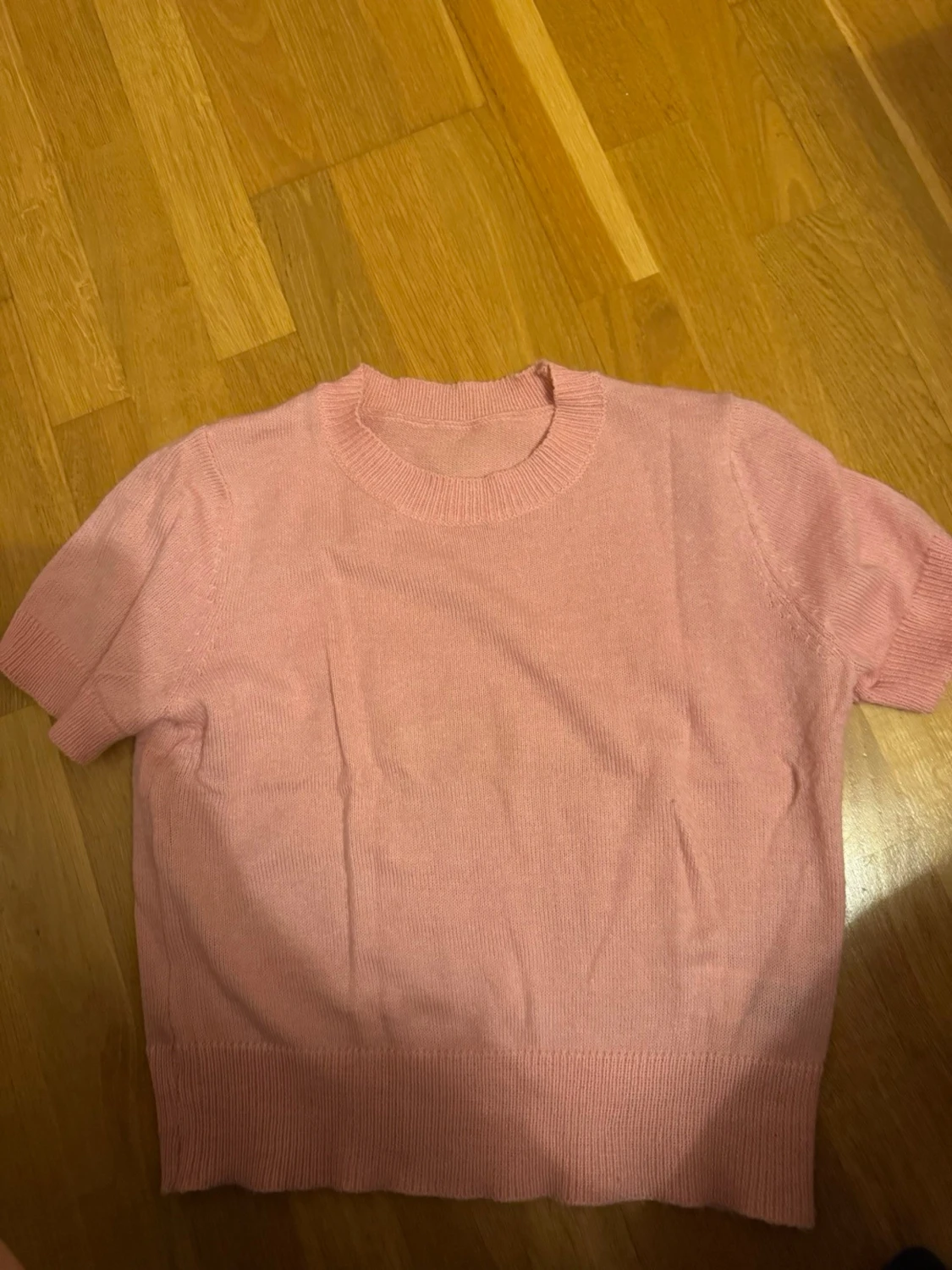 Ljusrosa stickad topp med kort ärm