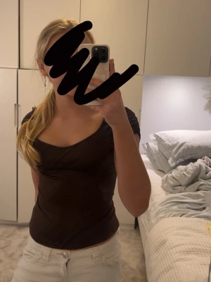 Jättefin brun topp till sommaren från Nelly! 💞 - Snygg brun topp från Nelly med puffärmar och bred, något v-ringad halsringning. Tillverkad i mjuk material som sitter tight och bekvämt. Perfekt att styla med jeans eller kjol för en trendig look. Perfekt till en sen sommarkväll 💞🥂❤️