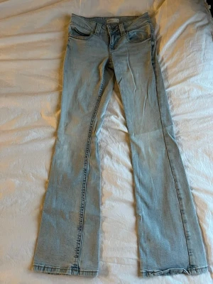Perfect jeans från Gina - Super snygga ljusa jeans från Ginatricot, endast använda ca 3 gånger! Snygga detaljer med knappar på fickorna. Är i storlek 34 och i nyskick. Nypris - 500 mitt pris 300kr