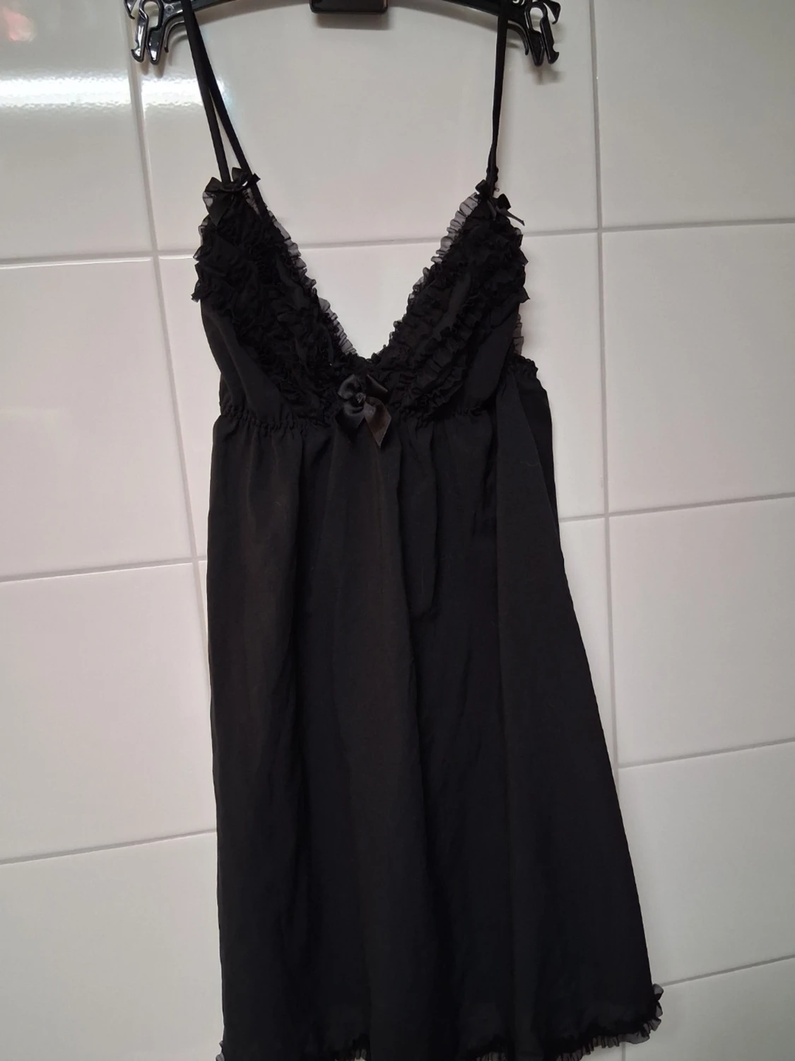 Svart nattlinne med spetsdetaljer