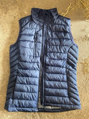 Mörkblå dunväst med dragkedja - Snygg marinblå väst helt ny.