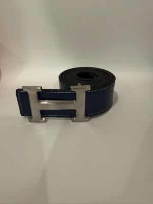 Marinblå Herme's Bälte  - Helt ny