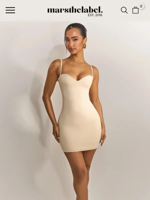 Beige kort klänning från Mars The Label - Supersnygg beige kort klänning från Mars The Label. Nypris 780kr. Materialet är stretchigt vilket gör att den passar många. Helt oanvänd 🤍
