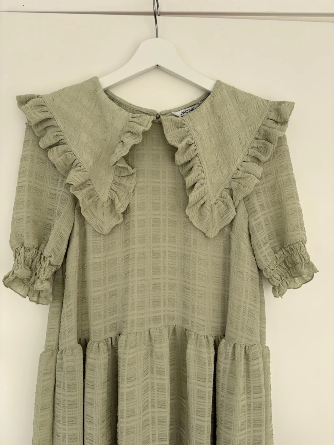 Grön långklänning med volangkrage - 1