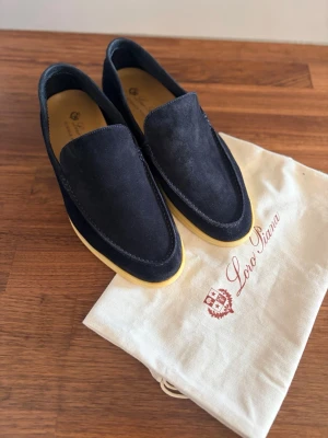 Loro Piana Skor - Säljer dessa Loro Piana Summer Walk Loafers med Äkthetsintyg → Färg: Navy → Storlek: 42 → Skick: 3/5  → Levereras med Dustbag  Hämtas upp i stockholm eller fraktas. Tveka inte på att skriva vid funderingar😊