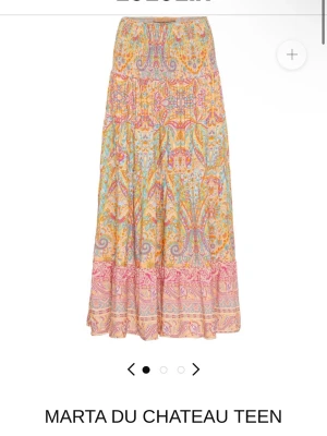 Mönstrad långkjol från Marta Du Chateau - Färgglad långkjol från Marta Du Chateau med blommigt och paisleyinspirerat mönster i rosa, gul, blå och orange. Kjolen har volang nertill och är tillverkad i ett lätt och luftigt material, perfekt för varma dagar. Nypris 600,skriv privat för egna bilder.