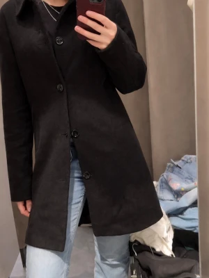 Svart lång kappa - Fodrad knälång kappa, bra skick. Nypris ca 2000