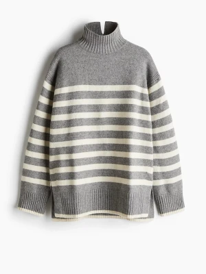 Slutsåld polotröja stickad - Säljer en stickad polotröja i grått och vitt med breda horisontella ränder. Tröjan har hög krage, långa ärmar och ribbade muddar. Perfekt för dig som gillar en avslappnad och trendig look.