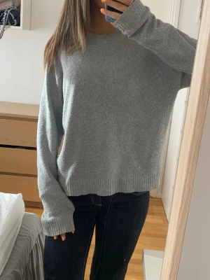 Stickad tröja  - Stickad tröja ifrån veromoda, ganska sliten men går att använda ändå💕
