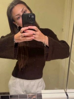 Gina Tricot stickad tröja  - Nypris 399kr, bra skick bara använd ett få antal gånger.