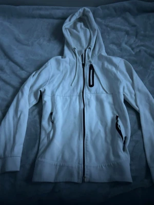 Hugo boss zip - En vit Hugo boss hoodie som passar dig som har storlek S, inga märken, hål, fläckar osv