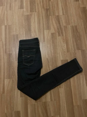 Replay jeans - Snygga mörkblå replay jeans med raka med fem fickor de är för små för mig nu så därför säljer jag dem. Pris kan diskuteras vid snabbt köp