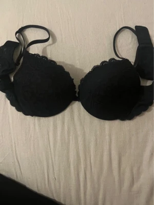Intimissmi BH - BH i modellen simona superpushup i spets.                Strl: 85B.                                                                            Säljer då den är för liten. I superb skick använts endast 1 gång.