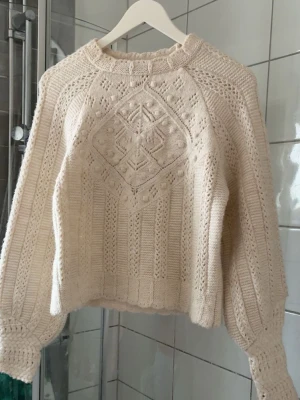 Vit stickad tröja - Säljer en krämvit stickad tröja. Riktigt unik och ger en fashion vibe! 