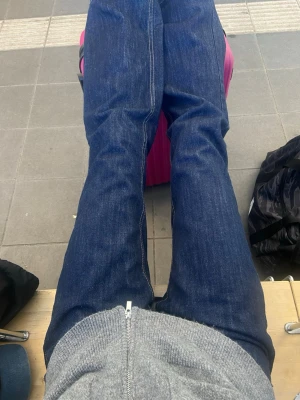 Zara jeans - Zara TRF Wide leg low waist. Prislappen kvar, beställde två storlekar och hann inte returnera ena😔🙏(första bilden är jeansen jag behöll)