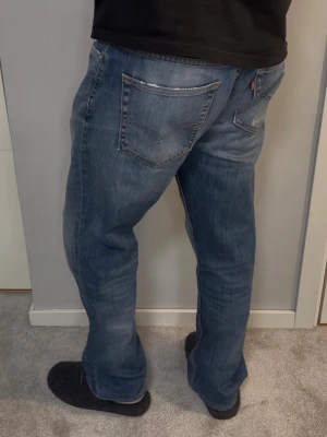 Levi's 514 - Levi's Jeans | Modell: 514 | Skick 8/10 mycket bra |  *Lappen bak är sprucken och broderinarna på bakfickan (bild 5). | Nypris ca 2500kr | Mitt pris 799kr | Size: 30/32 | Modellen är 182cm och väger 67kg | Midja: 43cm | Ytterbenslängd: 100cm | Benöppning: 20cm | Lår: 29cm | Kom gärna pm vid frågor eller funderingar |