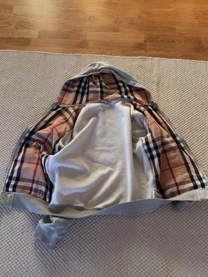 Burberry zip up - Storlek L och i fint skick, passar även M