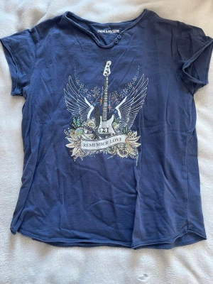 Zadig Voltaire t-shirt - Säljer min fina Zadig Voltaire tshirt! Nu är denna tyvärr för liten men tog ändå några bilder med den på. Tröjan är i xs och är i bra skick. 💙💙💙