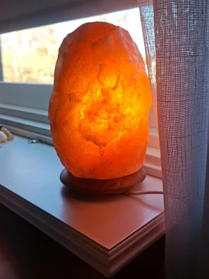 Himalayasaltlampa med träfot - Unik himalayasaltlampa i rosa, formad som en naturlig sten. Lampan står på en rund träfot och har sladd för elanslutning. Ger ett mysigt, varmt sken och passar perfekt som dekoration i hemmet.