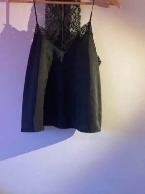 Svart spetslinne 🖤 - Säljer ett svart spetslinne från bikbok i storlek M. 💕