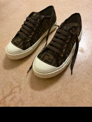 Bruna sneakers  - Bruna sneakers. Aldrig använda då de är för stora på mig. 