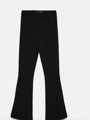 Svarta utsvängda kostymbyxor - Snygga svarta kostymbyxor med utsvängda ben från Vero Moda med klassisk midja 