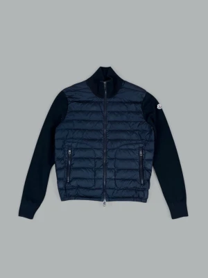 Navy Moncler Maglione Tricot Cardigan Jacka - • The garment has been gently used and is in very good condition  • Size: Medium (fits smaller)  • Color: Navy  • Retail price: 10.000+ SEK