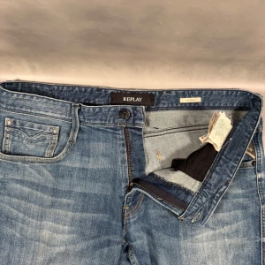 Replay Anbass  - - Replay Anbass — Storlek 32/32 — 8/10 — Inkluderat - Jeans — Retail 1800kr — Modellen är - 180cm, 65kg