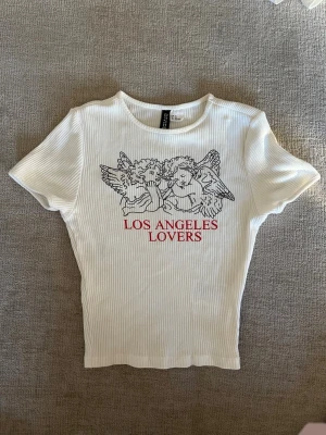 Söt baby-tee från H&M divided - T-shirt från H&M stl xs, använd ett par gånger. 