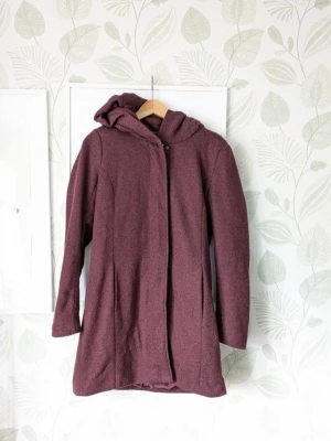 Vinröd Kappa Only Storlek L  - - Jätteskön kappa som känns som en kofta.  - Passar vår/höst.  - Stor huva.  - Normal i storlek .  - I använt skick.  - Kappan har nopper på största delen av kappan s en rejäl sväng med noppmaskin är behövligt .  - Färgfläck finns på ena ärmen förutom detta är jackan fin.  - Jag kan ha missat någon miniskavank men jag har försökt att granska så gott det går.