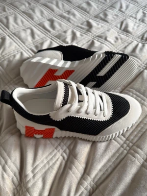 Sneakers - Svart vita. Med orange detalj. 