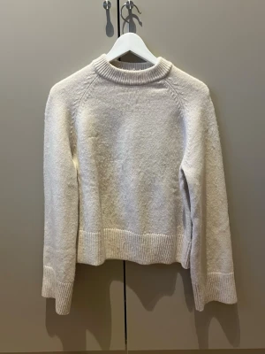 Beige stickad tröja  - Jätte fin beige stickad tröja. Har inte använt jätte många gånger men är i bra skick❤️