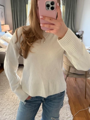 Vit stickad tröja - Super söt stickad tröja från other stories, har två små fläckar men ej något märkbart🥰