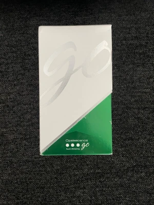 Opalescence Go tandblekningskit - Opalescence Go tandblekningssystem med mintsmak, innehåller 6% väteperoxid. Förpackningen är vit och grön med silverdetaljer och innehåller färdiga skenor för enkel tandblekning hemma. 10 användningar samt en tandkräm medföljer. Finns även i 4 pack och i melon smak, vid köp av fler eller annan smak säg till! Nypris 1200kr