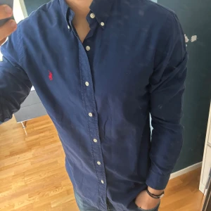 Ralph Lauren Skjorta - Hej! Säljer min Ralph Lauren Skjorta I storlek M som har passformen slim fit. Den är otroligt stilren och snygg. En simpel skjorta att bära som funkar till allt. Släng iväg ett meddelande vid frågor och funderingar!