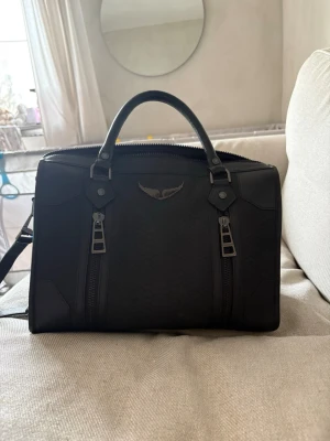 Väska från Zadig&Voltaire.  - En väska i modellen Sunny medium soft savage från Zadig&Voltaire. Har dustbag och den lilla lappen man får med. Hittar den inte att köpa någon stans men jag köpte den på Jackie förra sommaren för ca 8000 kr.