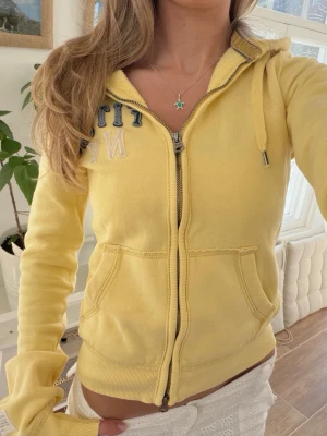 Abercrombie & fitch zip  - Storlek S. Skickas inom 24h. Se liknande plagg i min profil! 