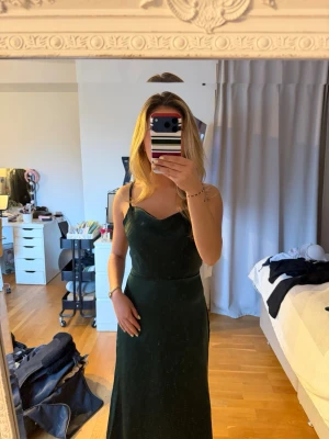 Mörkgrön balklänning - Helt oanvänd balklänning från bubbleroom med alla lappar kvar! Storlek 34🌸