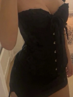 2 svarta  brokadkorsett med snörning - Säljer 2 korsetter från SHEIN (M o S) Aldrig använt dom PGA storlekarna har varit för stora på mig NYPRIS: 135kr styck (tillsammans 270kr) Säljer för: 90kr för båda korsetten 💌🖤OBS en av korsetterns band är lös  där bak så man måste fixa till det lite!