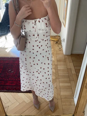 Vit klänning med jordgubbar  - Vit klänning med jordgubbar