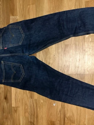 Mörkblå Levi's jeans - Säljer Levis jeans skulle säga de är loose inte skinny iaf. Pris kan diskuteras