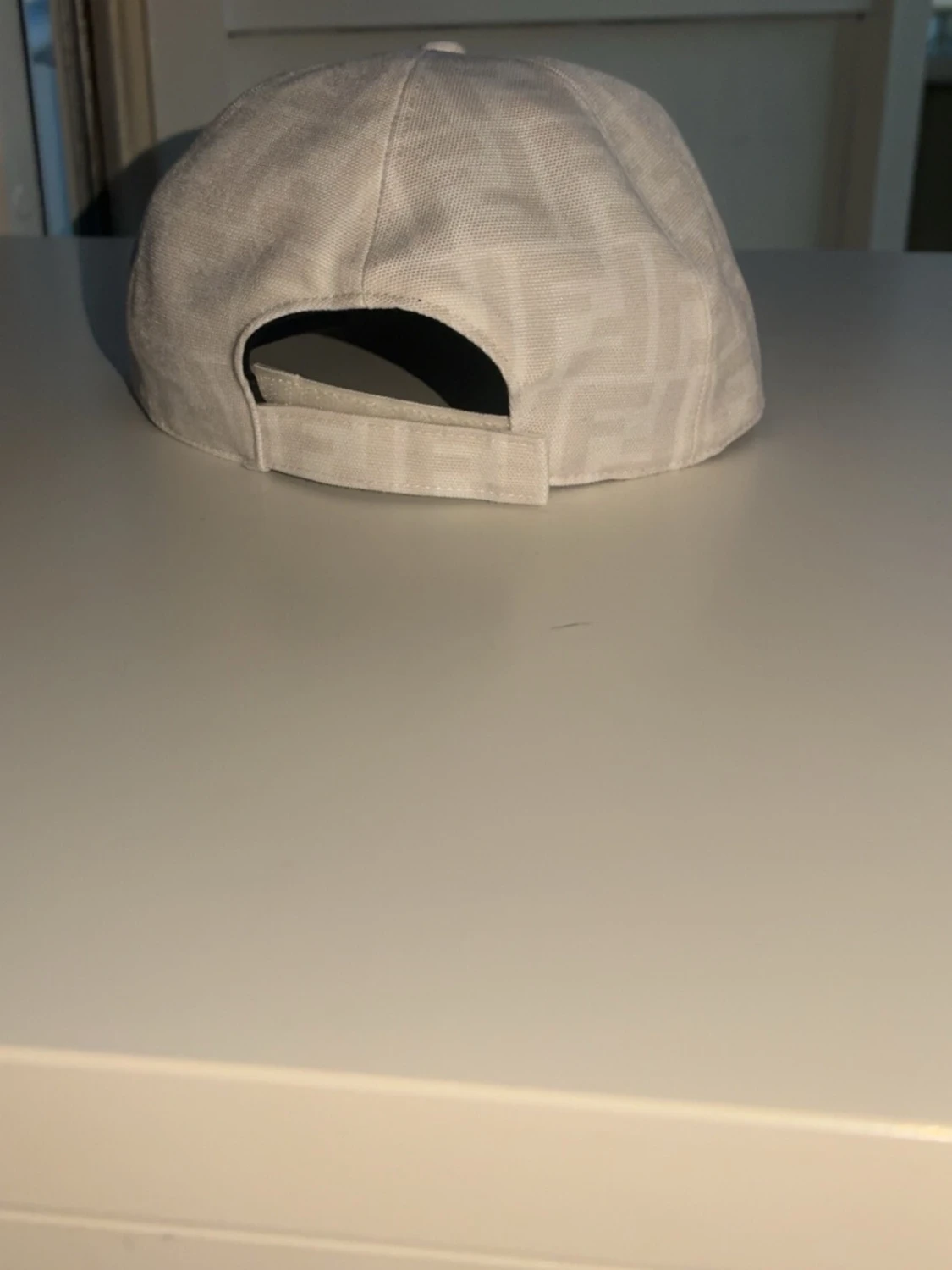 Vit F keps med FF-mönster - 3